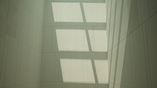 Foto, Licht- und Schattenwurf eines Fensters an einer Wand.